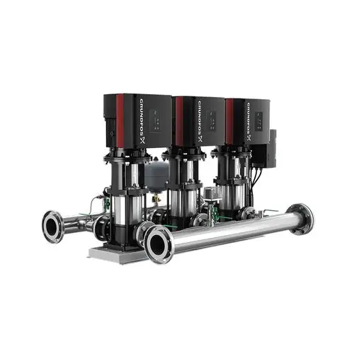 Hydraulische Druckerhöhungsanlage mit drei Pumpen von Grundfos. Montierte Komponenten aus Edelstahl mit verschiedenen Anschlüssen zur Wasserförderung.